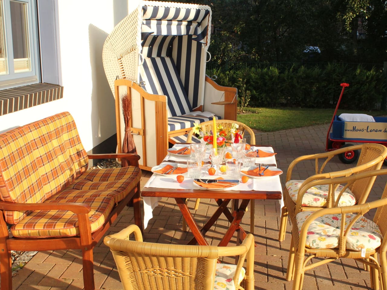 Strandkorb auf der sonnigen Terrasse